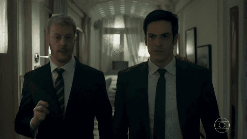 Guilherme Weber (Douglas) e Mateus Solano (Eric) em cena de "Pega Pega" (Foto: Reprodução/Globo)