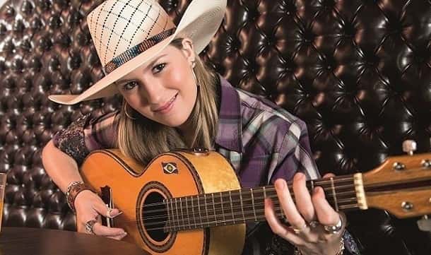 A cantora Bruna Viola faz jus ao seu "codinome" (Foto: Reprodução/Instagram)