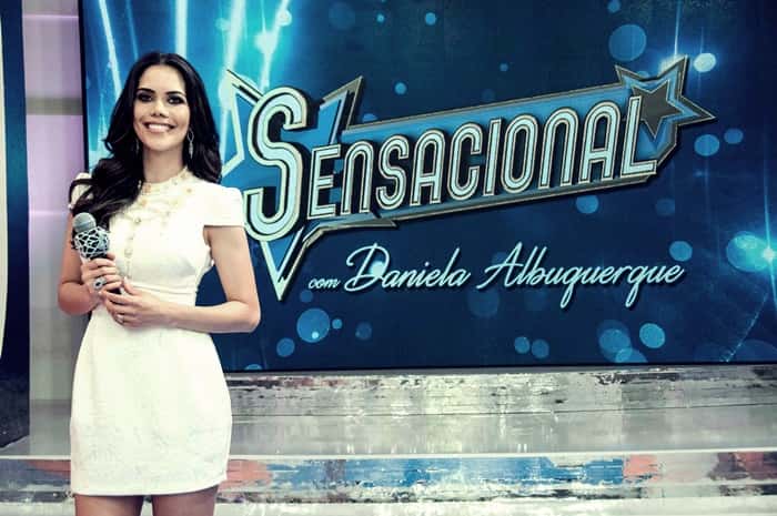 Daniela Albuquerque é quem comanda o programa "Sensacional" na RedeTV (Foto: Reprodução)