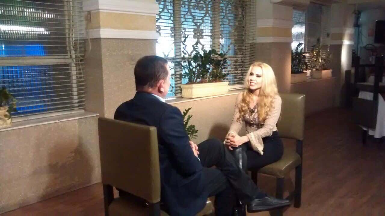 Cabrine entrevista Joelma (Divulgação/SBT)