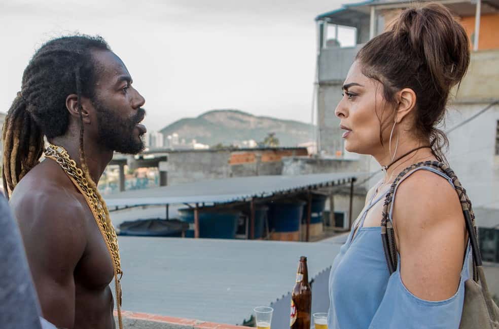 Bibi (Juliana Paes) com Sabiá em cena de "A Força do Querer" (Foto: TV Globo/ Fábio Rocha/ Gshow)