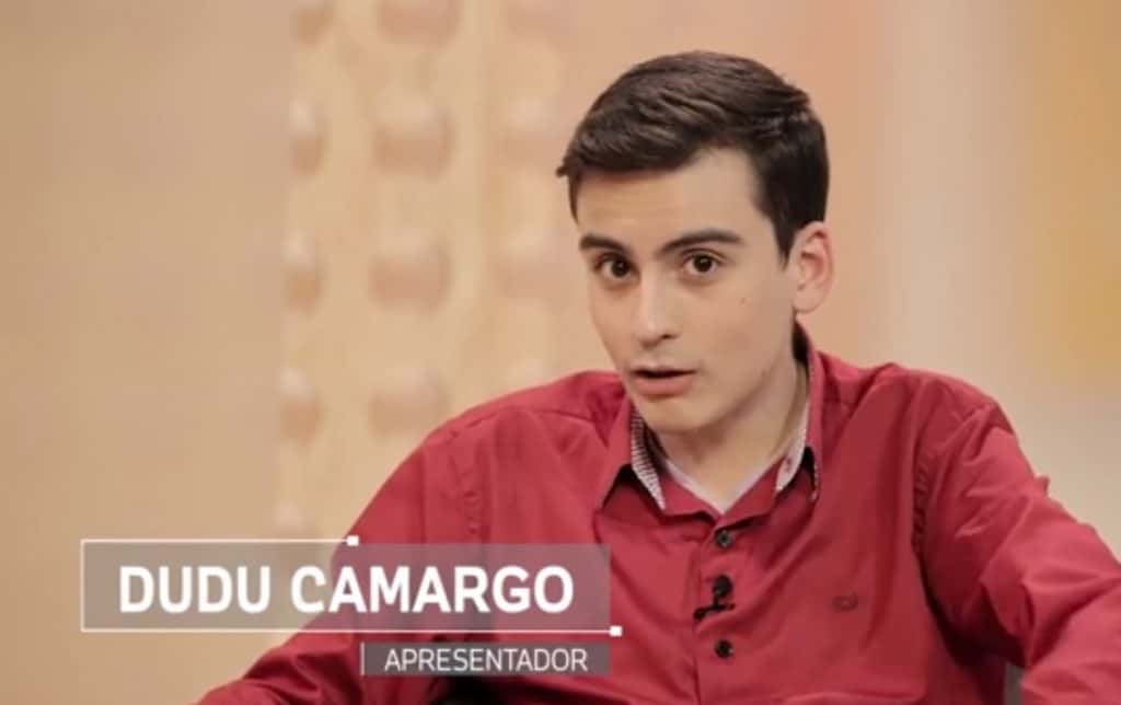 Dudu Camargo é apresentador do "Primeiro Impacto". (Foto: Reprodução)