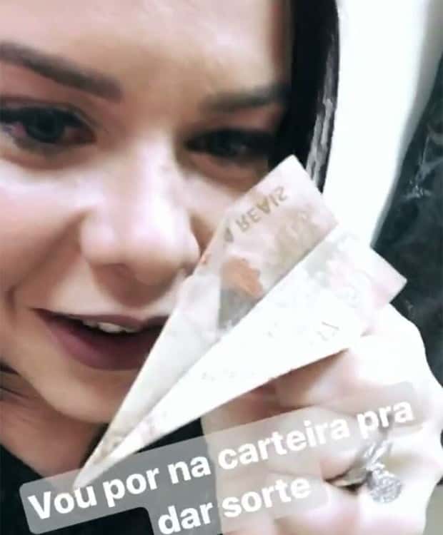 Fernandinha ganhou aviãozinho de Silvio Santos. (Foto: Reprodução/Instagram)