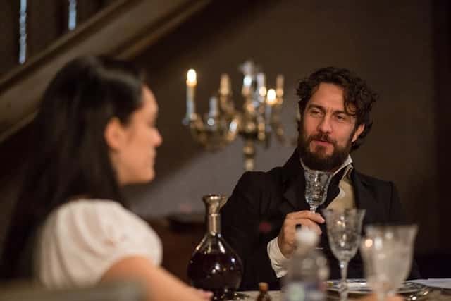 Anna (Isabelle Drummond ) e Thomas (Gabriel Braga Nunes) em cena de 'Novo Mundo' (Foto: Globo/Ricardo Boges)