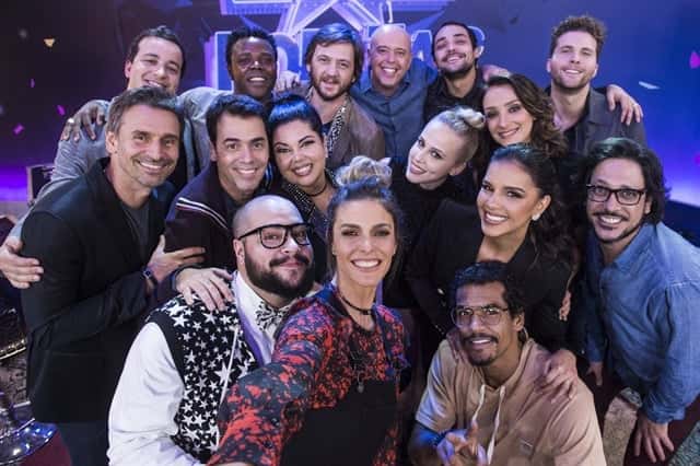 Tiago Abravanel e Fernanda Lima com participantes do "PopStar" (Foto: Globo/Divulgação)