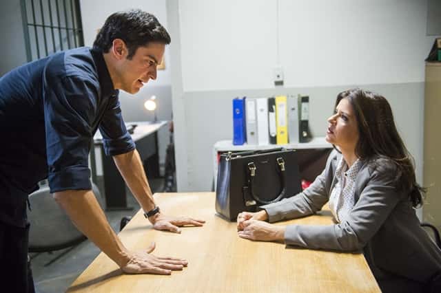 Eric (Matheus Solano) conversa com Maria Pia (Mariana Santos) em 'Pega Pega' (Foto: Globo/João Miguel Júnior)