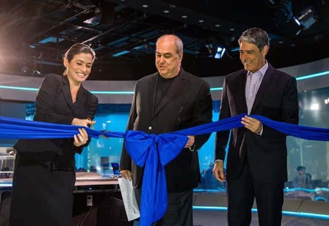 Renata Vasconcellos, Roberto Irineu Marinho e William Bonner no novo estúdio do 'Jornal Nacional' (Foto: Globo/João Cotta)
