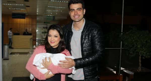 Li Martins com a pequena Antonella e o ex, JP Mantovani (Foto: AgNews/ Thiago Duran)