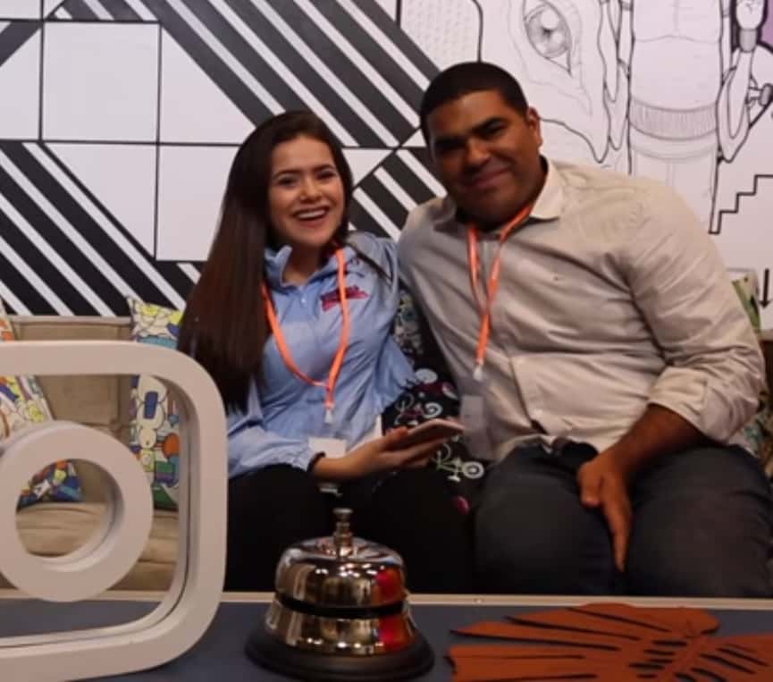 Maisa e o seu pai em gravação de um vídeo. (Foto: Reprodução/Youtube)