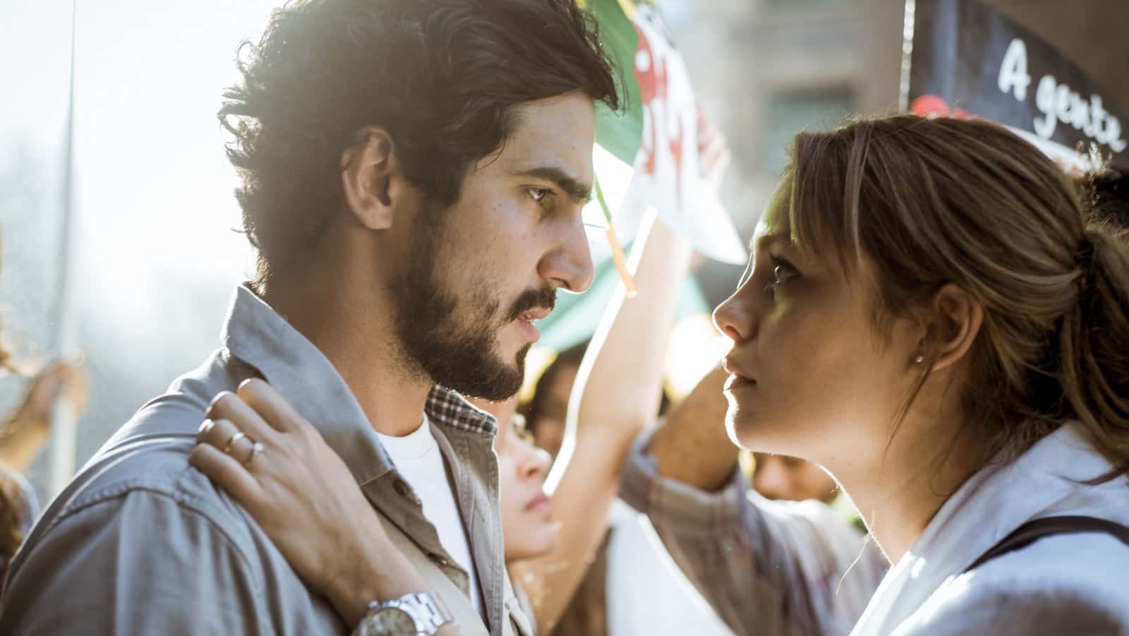 Renato (Renato Góes) e Alice (Sophie Charlotte) em cena de "Os Dias Eram Assim" (Foto: Divulgação/Globo)