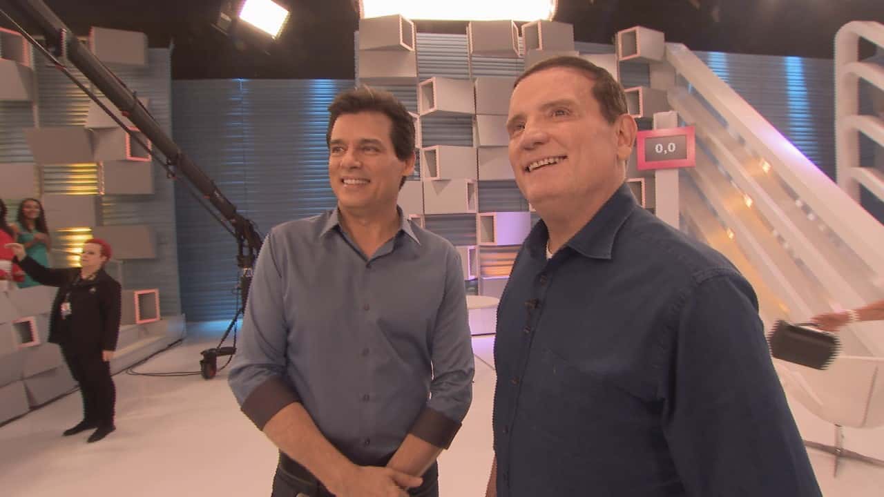 Roberto Cabrine e Celso Portiolli nos bastidores do "Domingo Legal" do SBT (Foto Divulgação/SBT))