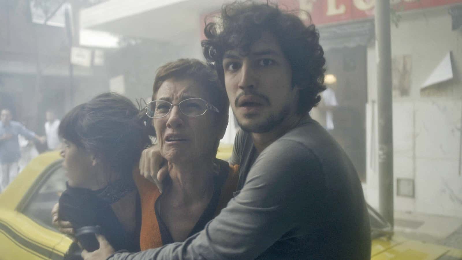 Vera (Cássia Kiss) e Gustavo (Gabriel Leone) em cena de "Os Dias Eram Assim" (Foto: Divulgação/Globo)