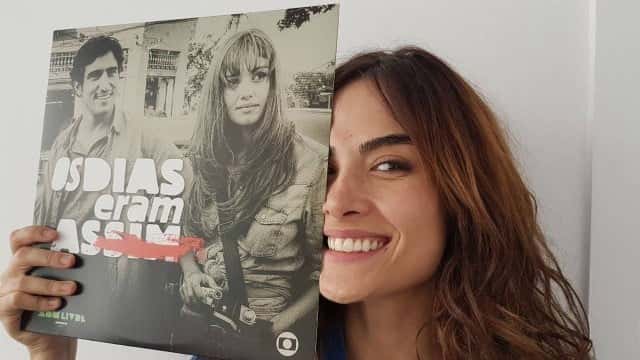 Maria Casadevall posa com o vinil. (Foto: Divulgação/Globo)
