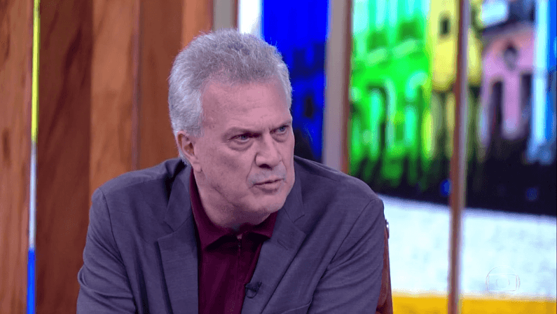 O apresentador Pedro Bial em seu talk show na Globo (Foto: Reprodução/Globo)