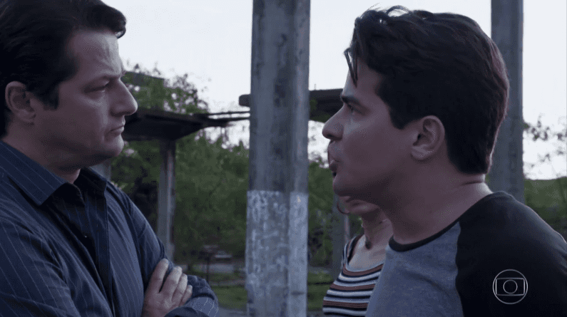 Malagueta (Marcelo Serrado) e Júlio (Thiago Martins) em cena de "Pega Pega" (Foto: Reprodução/Globo)