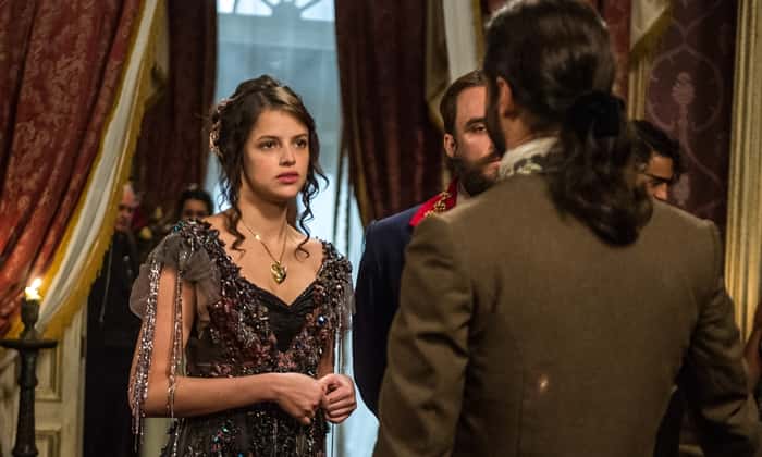 Domitila (Agatha Moreira) chega à ópera e é expulsa por Viriato (Daniel Satti) em 'Novo Mundo' (Foto: Globo/Raquel Cunha)