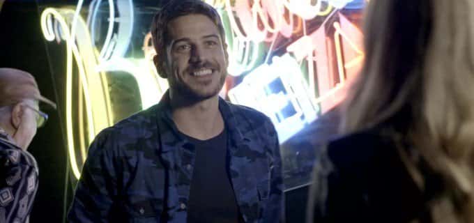 Zeca sorrindo na novela (Foto: Reprodução/Twitter)