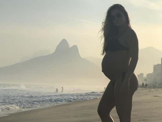 Andressa mostrando o barrigão (Foto: Reprodução)