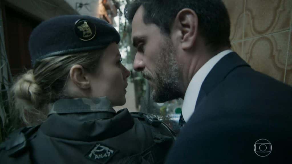 Jeiza e Caio trocam olhares. (Foto: Reprodução/Globo)