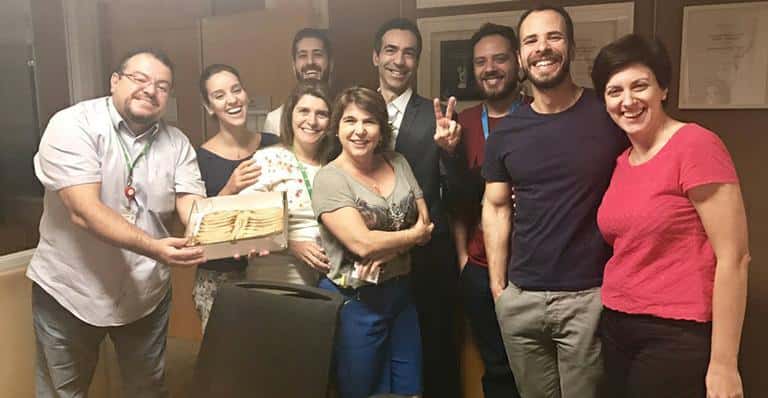 César Tralli completa 46 anos e ganha festa de equipe da Globo durante plantão de Natal. (Foto: Reprodução/Instagram)