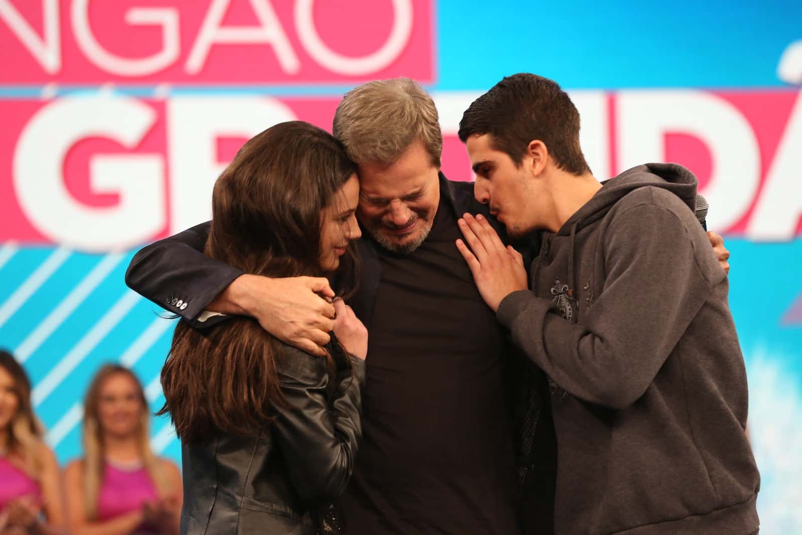 Edson chora ao lado dos filhos. (Foto: Carol Caminha/Gshow)
