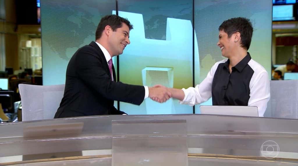 Evaristo cumprimenta Sandra no seu último dia de "Jornal Hoje". (Foto: Reprodução/Globo)