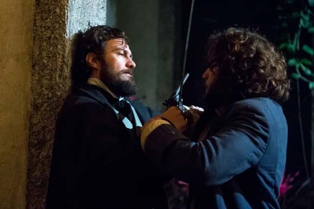 Joaquim (Chay Suede) luta com Thomas (Gabriel Braga Nunes) em 'Novo Mundo' (Foto: Globo/Raquel Cunha)