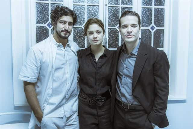Alice (Sophie Charlotte) entre Renato (Renato Góes) e Vitor (Daniel de Oliveira) (Foto: Globo/Mauricio Fidalgo)