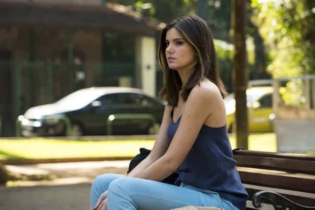 Luiza (Camila Queiroz) em cena de 'Pega Pega' (Foto: Globo/Cesar Alves)