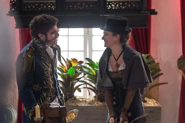Pedro (Caio Castro) com Isaura (Priscila Steinman) em cena de 'Novo Mundo' (Foto: Globo/Raquel Cunha)