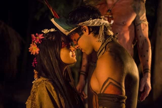 Jacira (Giullia Buscacio) e Piatã (Rodrigo Simas) pertenciam ao núcleo dos índios (Foto: Globo/Mauricio Fidalgo)