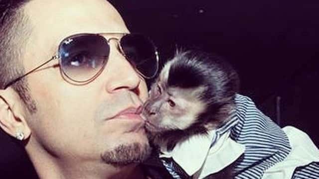 O cantor Latino e seu macaco. (Foto: Reprodução)