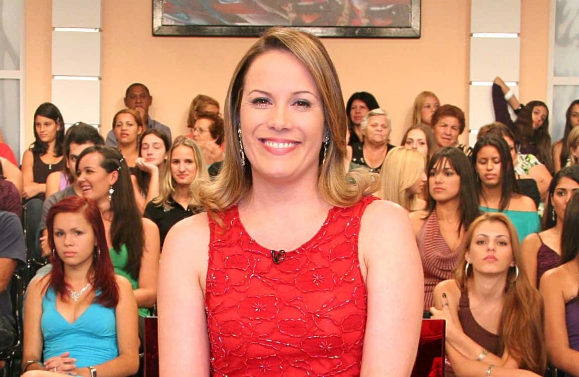 Regina Volpato no comando do "Casos de Família" (Foto reprodução: SBT)