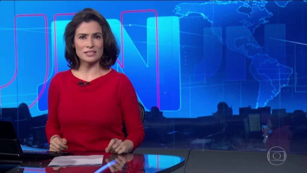 Renata, sem querer, virou meme durante o "Jornal Nacional". (Foto: Reprodução/Globo)