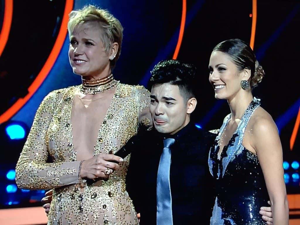 O apresentador Yudi se emocionou na primeira apresentação; (Foto: Reprodução/Record)