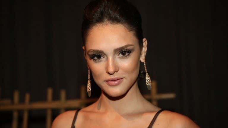 Isabelle Drummond está no elenco de Verão 90 Graus. (Foto: Divulgação)