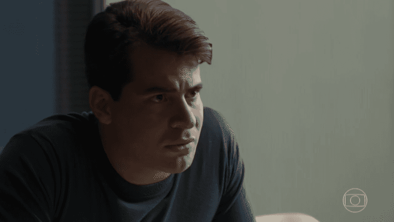 Júlio (Thiago Martins) em cena de "Pega Pega" (Foto: Reprodução/Globo)
