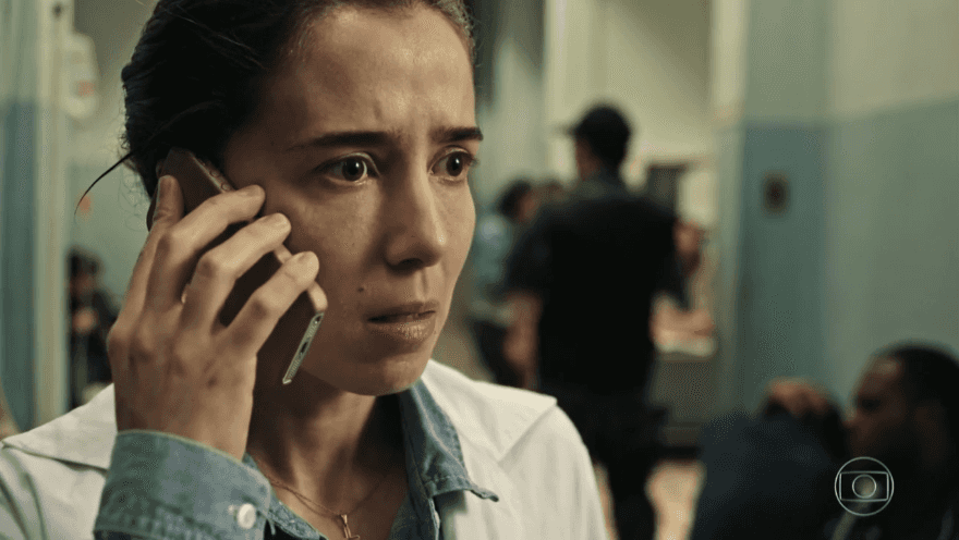 Carolina (Marjorie Estiano) em cena de "Sob Pressão", série da Globo. (Foto: Reprodução/Globo)