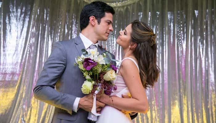 Eric (Mateus Solano) e Luiza (Camila Queiroz) em cena de 'Pega Pega' (Foto: Globo/Rafael Campos)