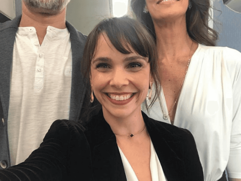 Débora faz piada com tamanho (Foto: Reprodução)