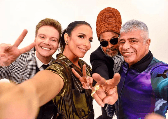 Ivete com os colegas. Foto - reprodução.