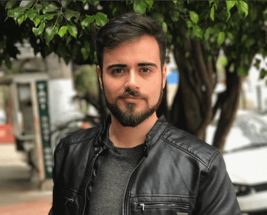 Rafael posa para foto. Imagem - reprodução/arquivo pessoal.