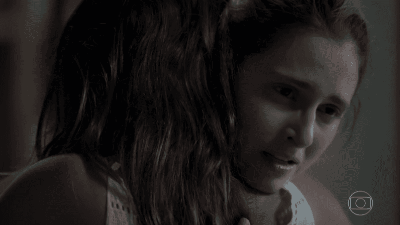 Ivana (Carol Duarte) abraça Ritinha (Isis Valverde) em cena de "A Força do Querer" (Foto: Reprodução/Globo)
