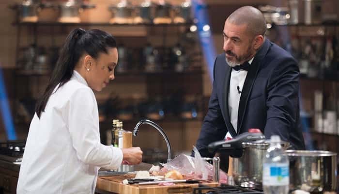 Michele, a campeã do "MasterChef 4" e o chef Henrique Fogaça (Foto: Carlos Reinis/Band)