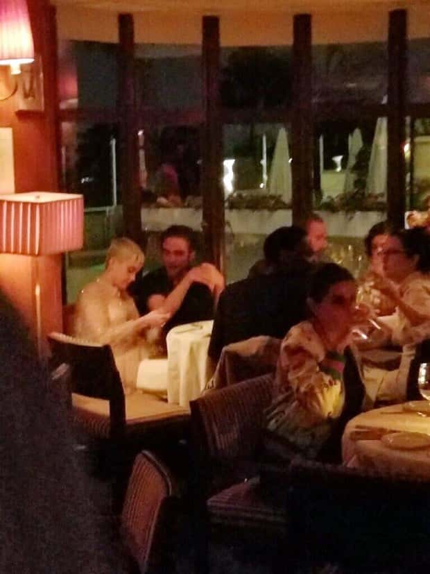 Katy Perry e Robert Pattinson em jantar em LA (Foto: The Grosby Group)