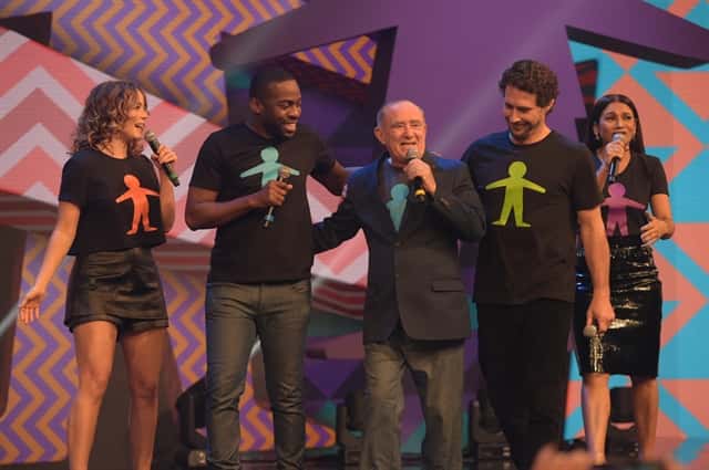 Renato Aragão com apresentadores do "Criança Esperança" (Foto: Globo/Estevam Avellar)