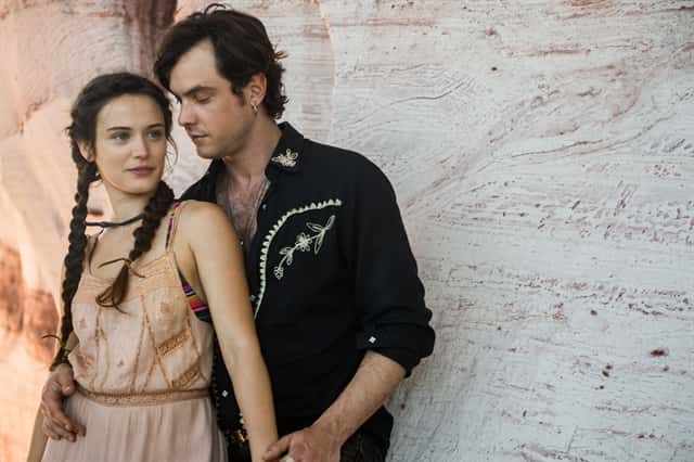 Clara (Bianca Bin) e Gael (Sergio Guizé) em 'Outro Lado do Paraíso' (Foto: Globo/Raquel Cunha)