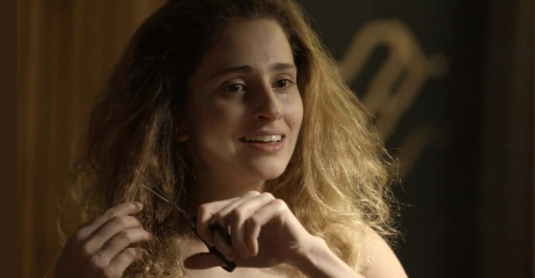 Ivana corta o cabelo. (Foto: Reprodução/Globo)