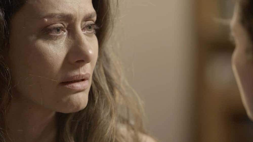 Joyce quer ajudar a filha, mas não consegue aceitar que ela é homem trans (Foto: TV Globo)