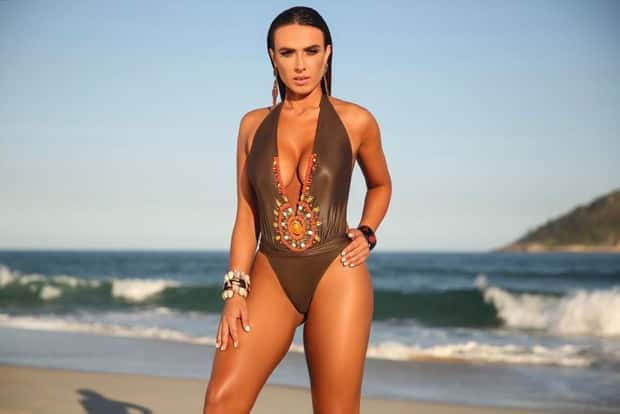 Nicole Bahls posou para uma marca de biquíni exibindo a nova forma física (Foto: Davi Borges/Divulgação)